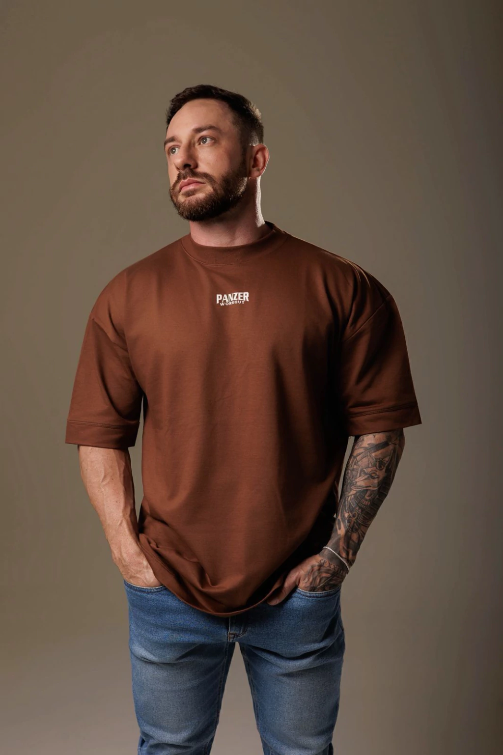 Camiseta oversized Panzer em tom madeira, com caimento amplo e assinatura discreta no peito